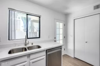 Photo #6: 6722053 Listing