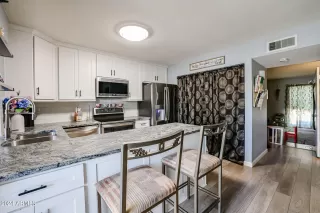 Photo #5: 6724452 Listing