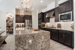 Photo #5: 6726357 Listing