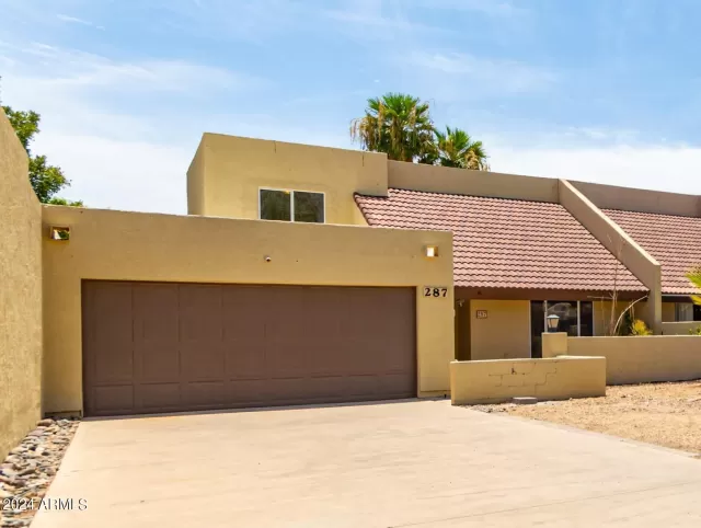 MLS: 6733712 Condo For Sale