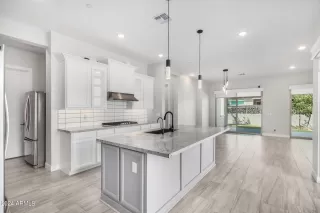 Photo #5: 6751017 Listing