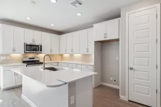 Photo #5: 6757378 Listing