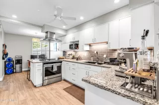 Photo #5: 6762590 Listing