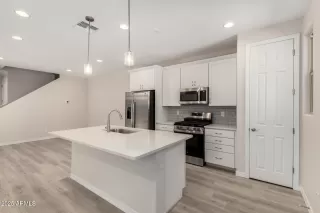 Photo #3: 6766895 Listing