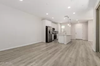 Photo #5: 6766895 Listing