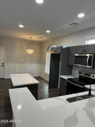 Photo #5: 6776717 Listing