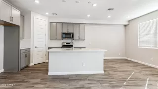 Photo #5: 6785161 Listing