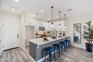 Photo #5: 6806066 Listing