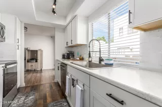 Photo #5: 6811900 Listing