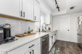 Photo #6: 6811900 Listing