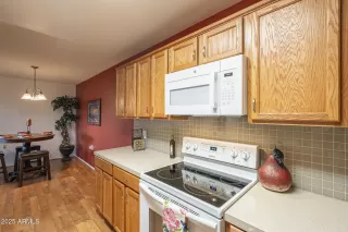 Photo #6: 6816136 Listing 