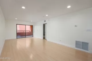 Photo #5: 6820921 Listing