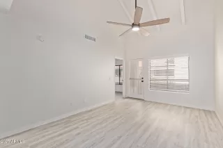 Photo #5: 6821955 Listing