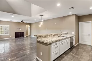 Photo #6: 6824457 Listing