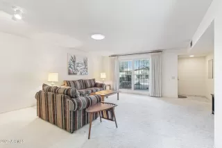 Photo #6: 6829146 Listing