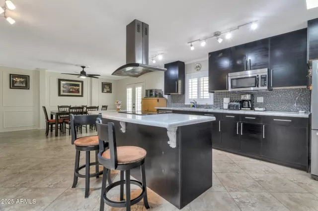 MLS: 6829539 Condo For Sale