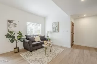 Photo #5: 6831330 Listing