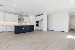 Photo #5: 6837798 Listing