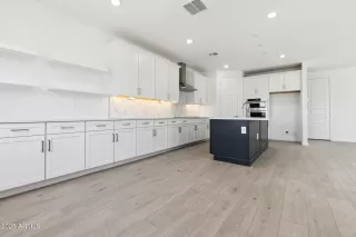 Photo #6: 6837798 Listing