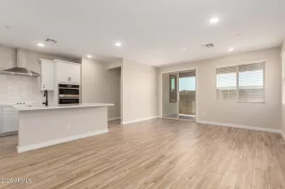 Photo #5: 6838667 Listing