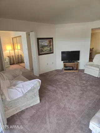 Photo #6: 6838967 Listing