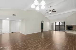 Photo #5: 6840040 Listing