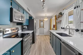 Photo #6: 6842973 Listing