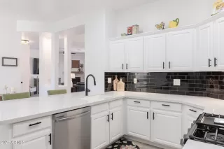 Photo #6: 6843058 Listing