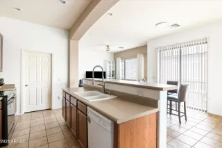 Photo #5: 6845003 Listing