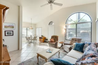 Photo #5: 6845899 Listing