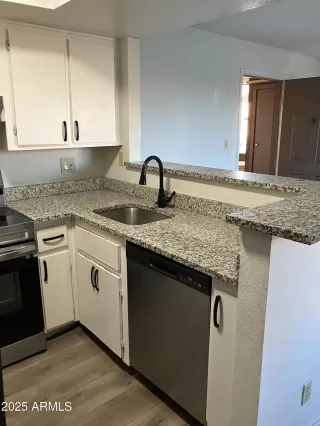 Photo #6: 6847196 Listing