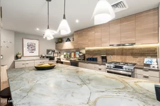 Photo #5: 6849599 Listing