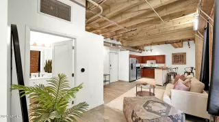 Photo #4: 6850788 Listing