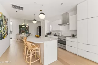 Photo #5: 6851356 Listing