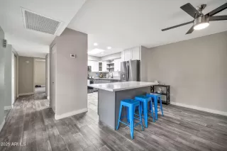 Photo #5: 6852407 Listing