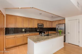 Photo #6: 6856365 Listing