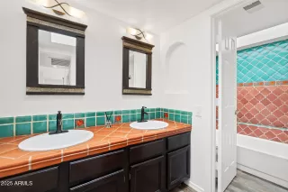 Photo #6: 6859418 Listing