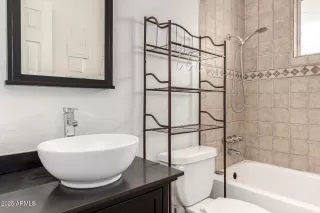 Photo #5: 6861000 Listing