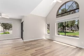 Photo #5: 6867341 Listing