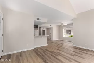 Photo #6: 6867341 Listing