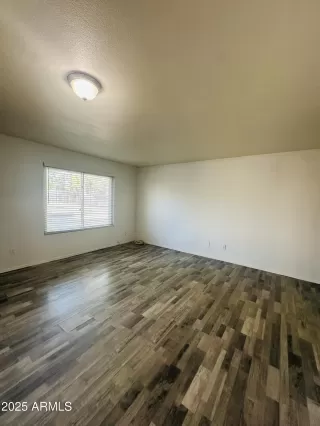 Photo #5: 6867395 Listing