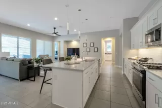 Photo #5: 6868413 Listing