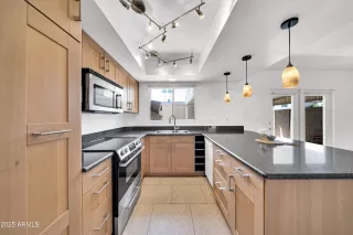 Photo #5: 6869323 Listing