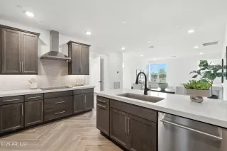 Photo #5: 6876152 Listing