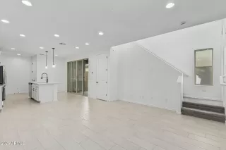 Photo #5: 6876967 Listing 