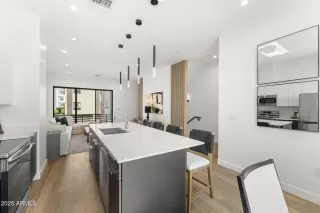 Photo #6: 6877865 Listing