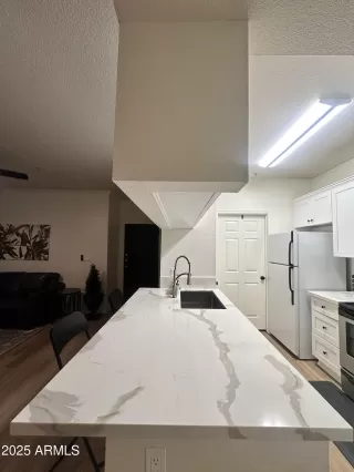 Photo #5: 6877952 Listing