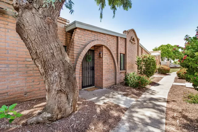 MLS: 6878900 Condo For Sale