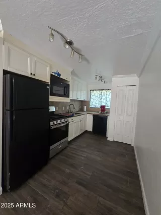 Photo #5: 6880172 Listing