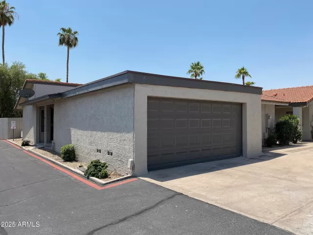 MLS: 6881449 Condo For Sale